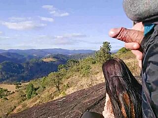 导游在山上对游客露鸡巴