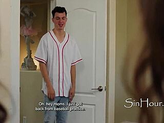 两个熟女抢他的热精狂战