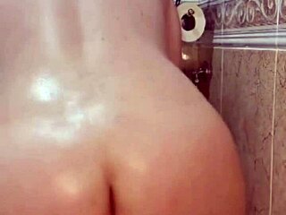 Blanca Culona Rides Dildo