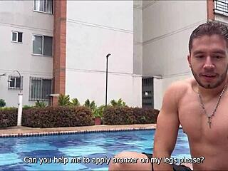 娇小18+妹Naty Delgado泳池勾引继兄回家客厅狂干