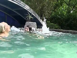 金发棕发辣妹泳池激吻狂干