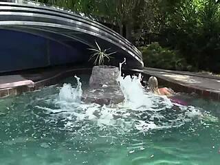 金发棕发辣妹泳池激吻狂干