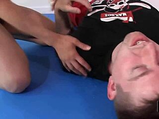 性感教练辛塞奇看汉娜佩雷斯情趣内衣摔跤支配