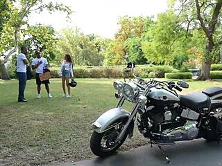 饥渴熟女Olivia Del Rio狂野黑人双插3P