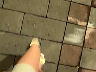 人妖婷萱户外戴肛塞脱内裤