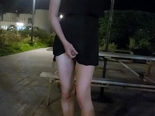 人妖婷萱社区花园暴露狂野玩逼！