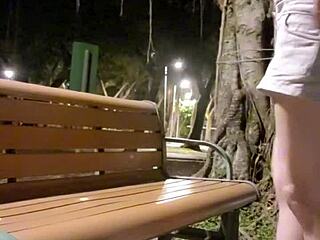 人妖婷萱户外戴肛塞脱内裤