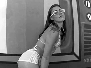 Blonde milf Courtney Taylor takes cum in gaping asshole as Scarlett Wild licks it up