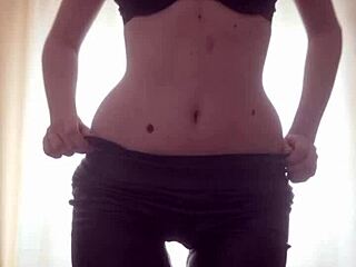 戴牙套骚女神勒脖子吐口水羞辱深喉女S支配