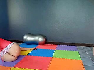 Regina Noir穿紧身衣健身房裸瑜伽摆骚姿