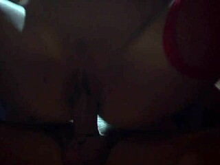 光头男玩小奶18+黑发辣妹复古风