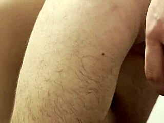 业余淋浴炮战，湿逼一夹他鸡巴秒射