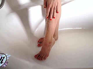 Teen Masturbates Pussy in Bathroom Under Running Water!