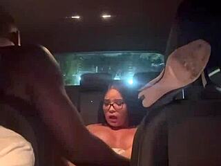 asiática gostosa sentando gostoso no motorista de uber enquanto noivo dirige pro bbc foder 😈🍆