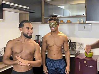 Corno chamou 2 amigos para comer sua esposa na lua de mel com blowjob and riding action.