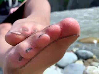 肉丝女神河边秀可爱尼龙脚底脚趾