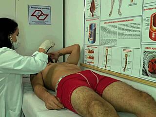 护士看到病人硬屌超兴奋！