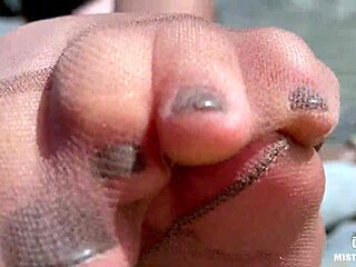 肉丝女神河边秀可爱尼龙脚底脚趾