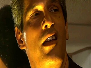 18+少女Annie Cruz网袜诱老头深喉口爆