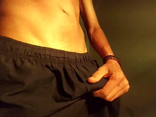 巨屌帅哥超兴奋冲回家牛仔裤独撸