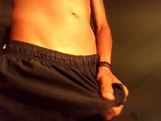 巨屌帅哥超兴奋冲回家牛仔裤独撸