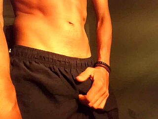 巨屌帅哥超兴奋冲回家牛仔裤独撸