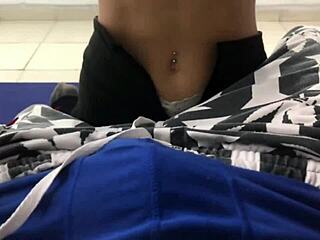 Mi hermanastra pequeña hace ejercicios y le ayudo con cardio follandola duro.