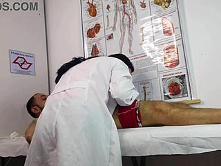 Paciente fica excitado na frente da enfermeira