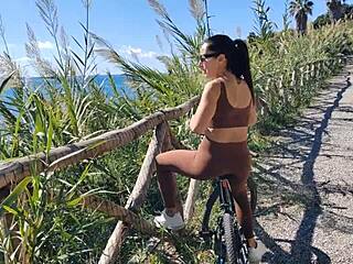 淫妻海滩吸大鸡巴猛操奶子狂晃