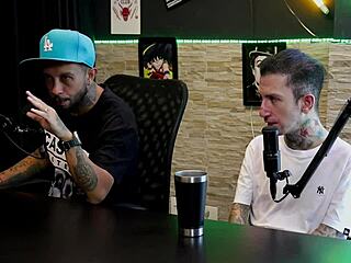 Married couple brings girl home for threesome after years together but offers ass for R$500