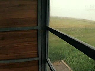 公交站冒险口交棕发妹吸巨屌吞精