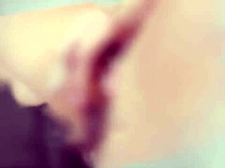 继女大阴唇毛逼车里自慰爹地偷窥