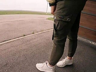 公交站冒险口交棕发妹吸巨屌吞精