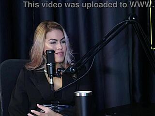 Decidiu investir em conteúdo pornô, foi chamada na direção da escola por vídeo vazado, perdeu virgindade na cama da mãe - Carol RHCP Sheer Red.