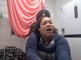 丰满黑发继母弯腰用巨乳肥臀勾引我