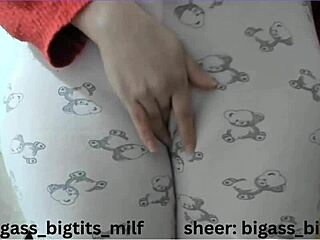 睡衣大屁股熟女驼趾抠湿逼用假屌震动棒自慰