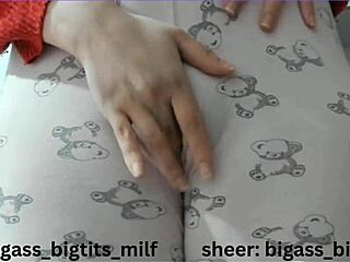 睡衣大屁股熟女驼趾抠湿逼用假屌震动棒自慰