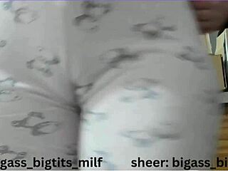 睡衣大屁股熟女驼趾抠湿逼用假屌震动棒自慰