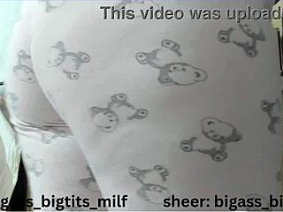 睡衣大屁股熟女驼趾抠湿逼用假屌震动棒自慰