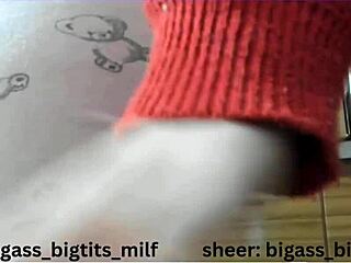 睡衣大屁股熟女驼趾抠湿逼用假屌震动棒自慰