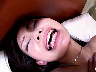 娇小日本骚货酒店丑男无码淫水内射猛干