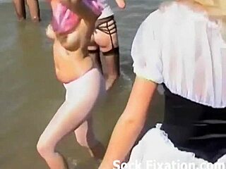 性感湿丝袜淫乱群P大家玩得超嗨