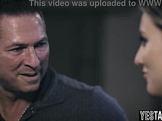 嘿，老家伙雇娇小金发妓女玩继女后入大毛怪屌硬核老少？