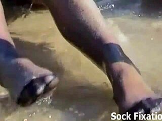 性感湿丝袜淫乱群P大家玩得超嗨