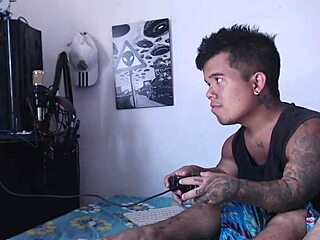 侏儒打游戏时发情继妹来吸舔鸡巴