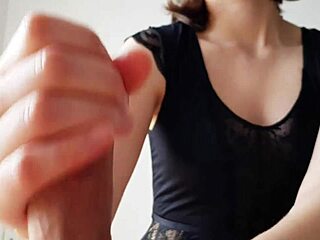 近距离POV鸡巴手撸按摩爆射