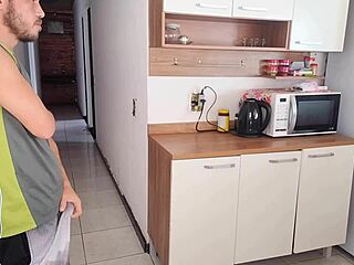 巴西褐发人妻浴室偷情绿帽老公好友风险狂干