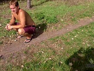 年轻捷克骚货为钱户外后入肛交绿帽老公围观