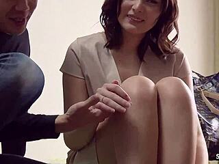 娇小日本成年妹初次被男孩和继爹捡尸中出操