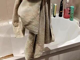 继妹让我偷看洗澡爱被窥视的偷窥梦中操她